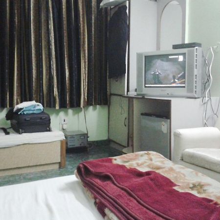 Hotel Woodland Deluxe New Delhi Buitenkant foto