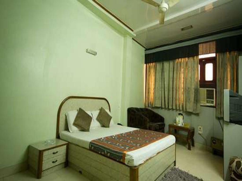 Hotel Woodland Deluxe New Delhi Kamer foto