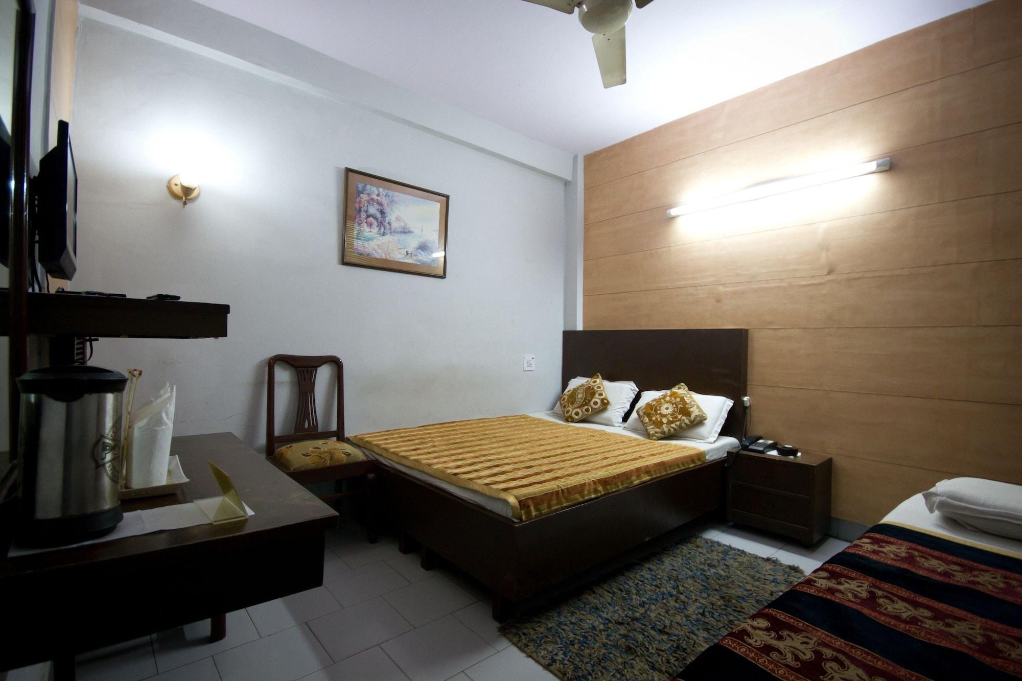 Hotel Woodland Deluxe New Delhi Buitenkant foto