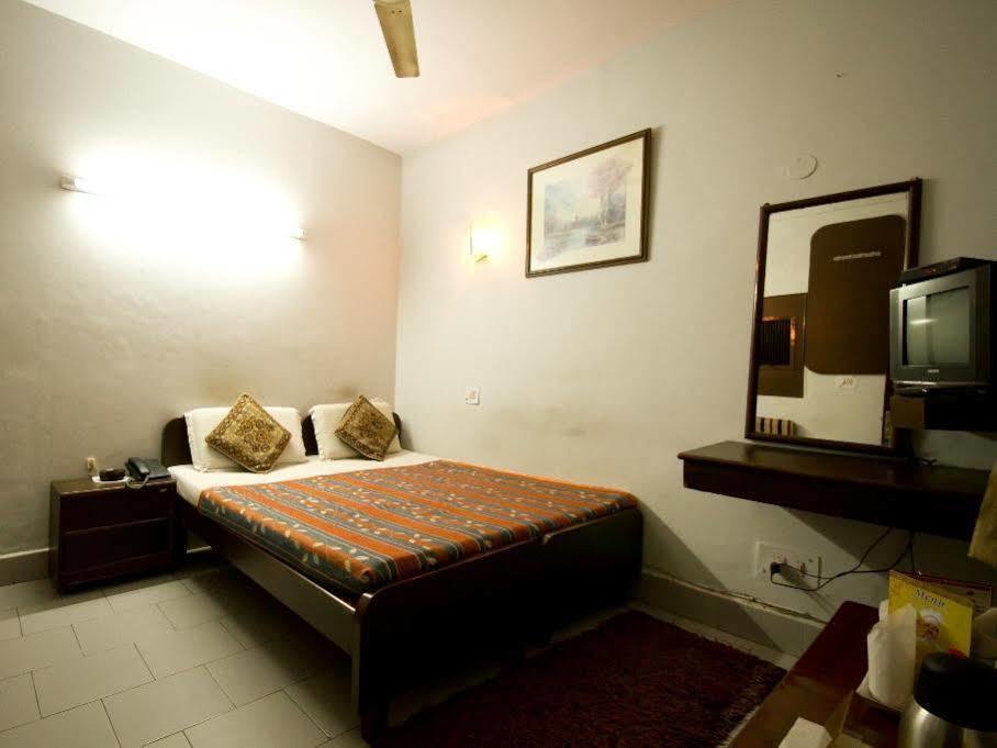 Hotel Woodland Deluxe New Delhi Buitenkant foto