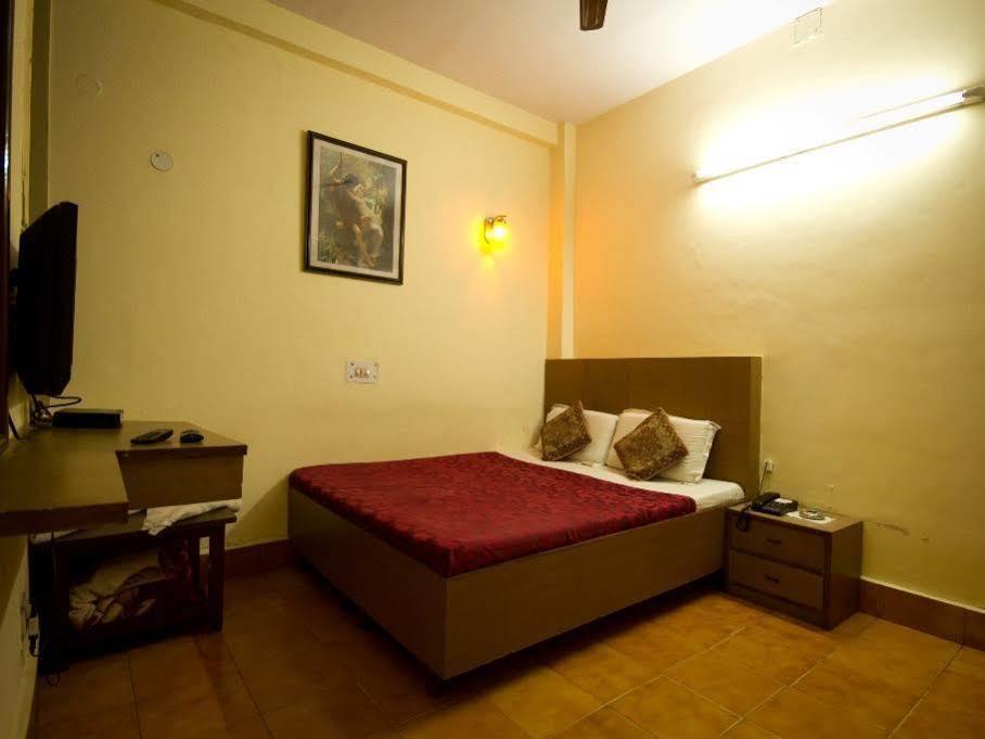 Hotel Woodland Deluxe New Delhi Buitenkant foto