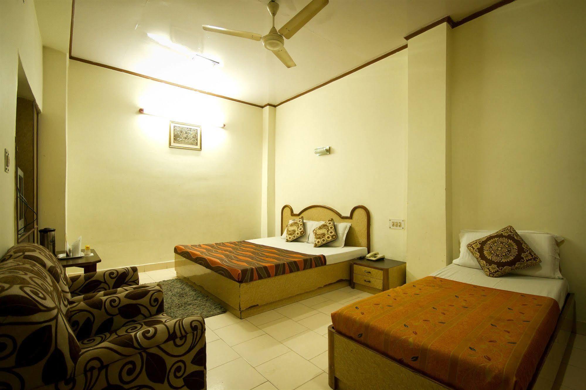 Hotel Woodland Deluxe New Delhi Buitenkant foto