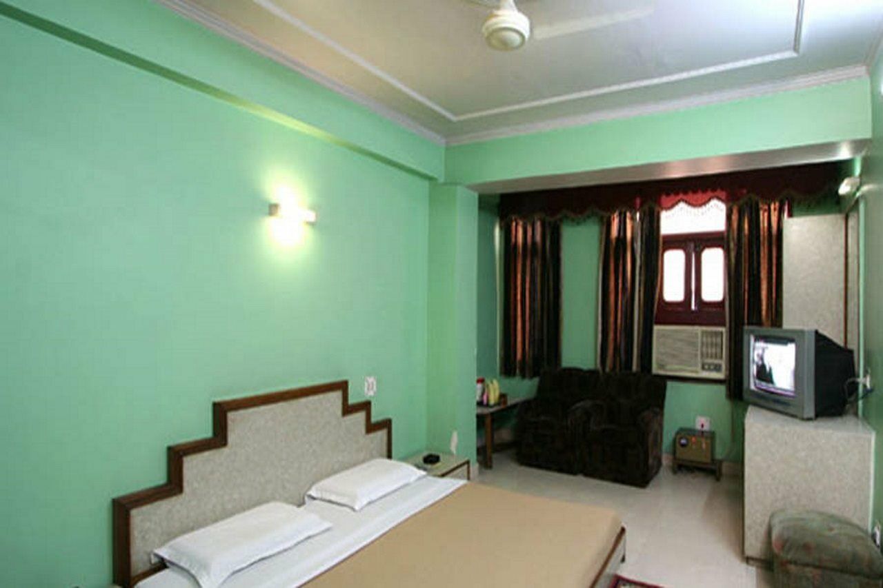 Hotel Woodland Deluxe New Delhi Buitenkant foto